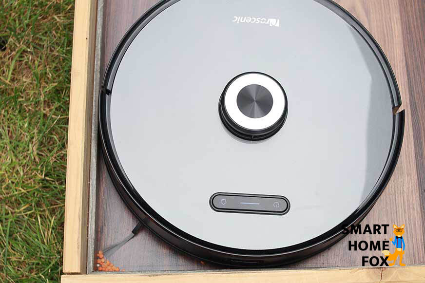 Der Proscenic M8 PRO reinigt in einer Ecke